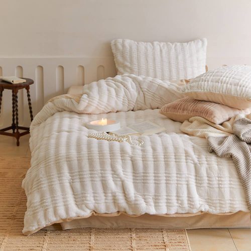 FUNNYFUZZYCreamyStripedFauxRabbitFurWarmBedSheetSet 1