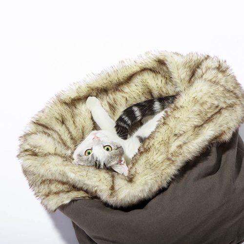 FunnyFuzzyLuxuryWarmCozyReversibleFauxFurWashableCatBed 2