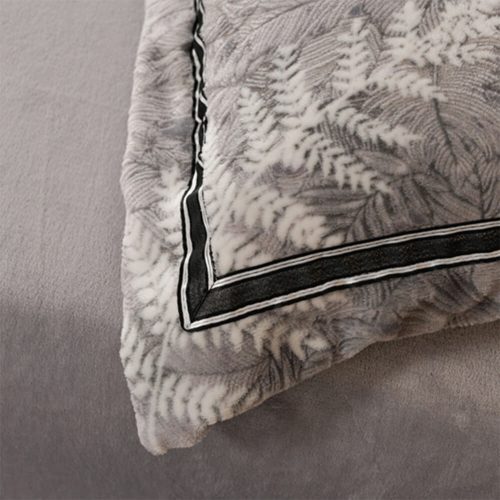 FunnyFuzzyModern3DFloralTrimmedMilkVelvetBedSheetSet 13