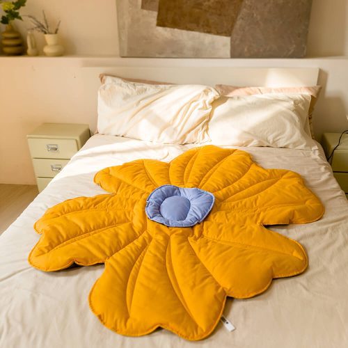 FunnyFuzzy SuperLargeFlowerShapeHumanMatDogBlanket7